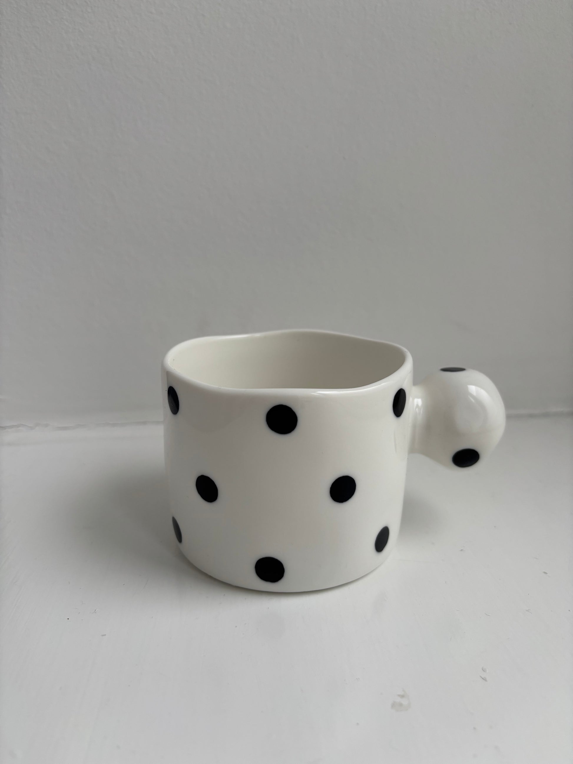 keramik kaffekop med prikker