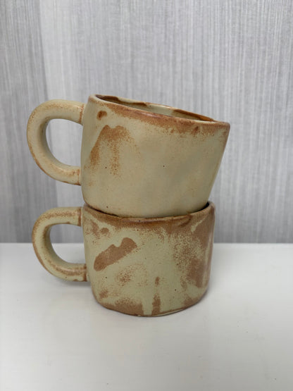 keramik kaffekrus eller kop i brun og autentisk stil