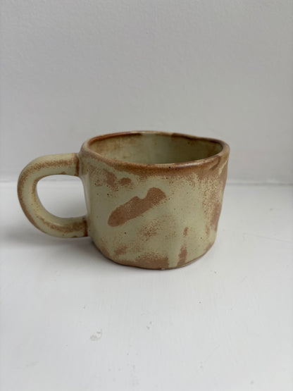 keramik kaffekrus eller kop i brun og autentisk stil