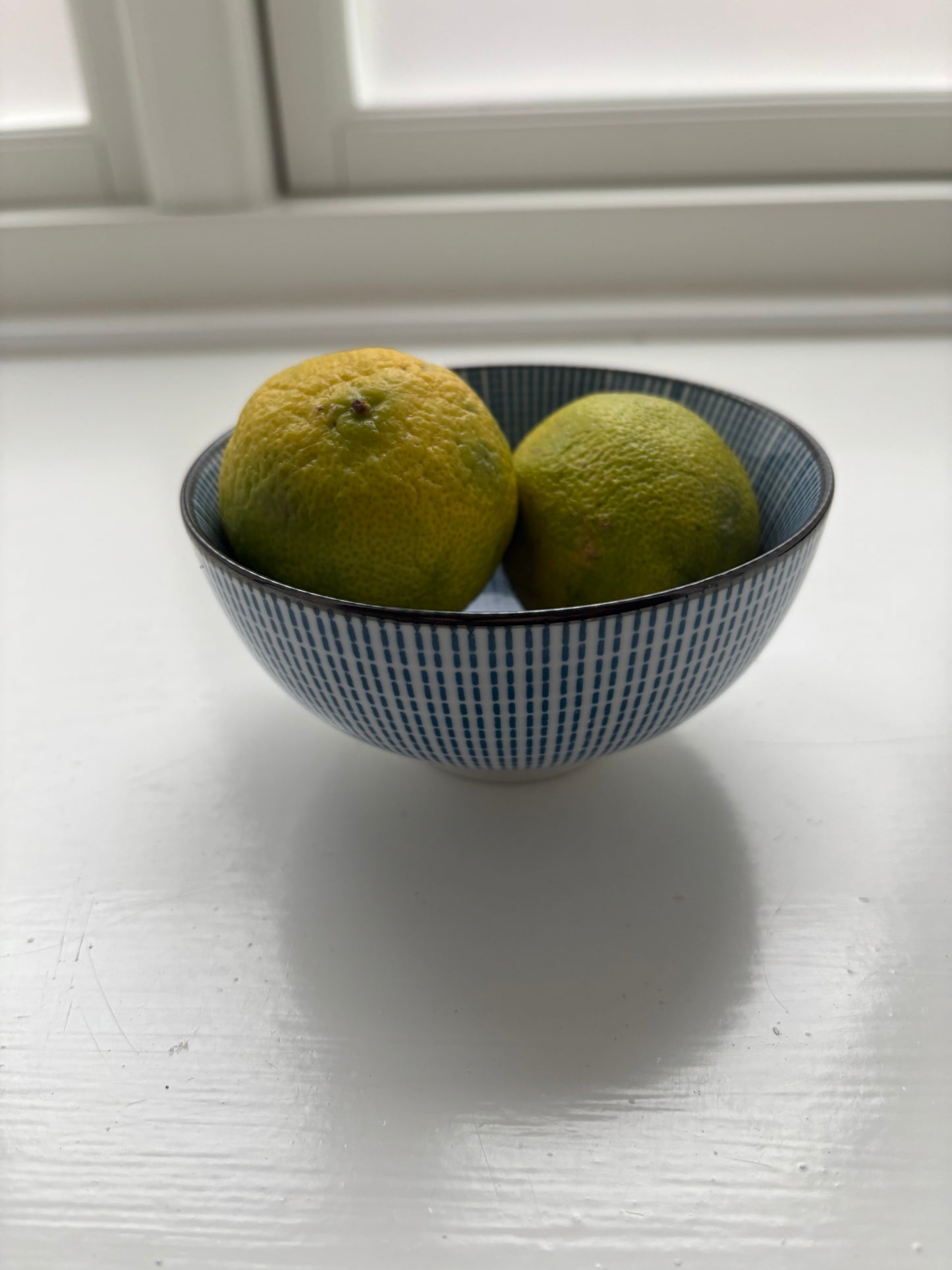 blå keramik skål med mønster og limes