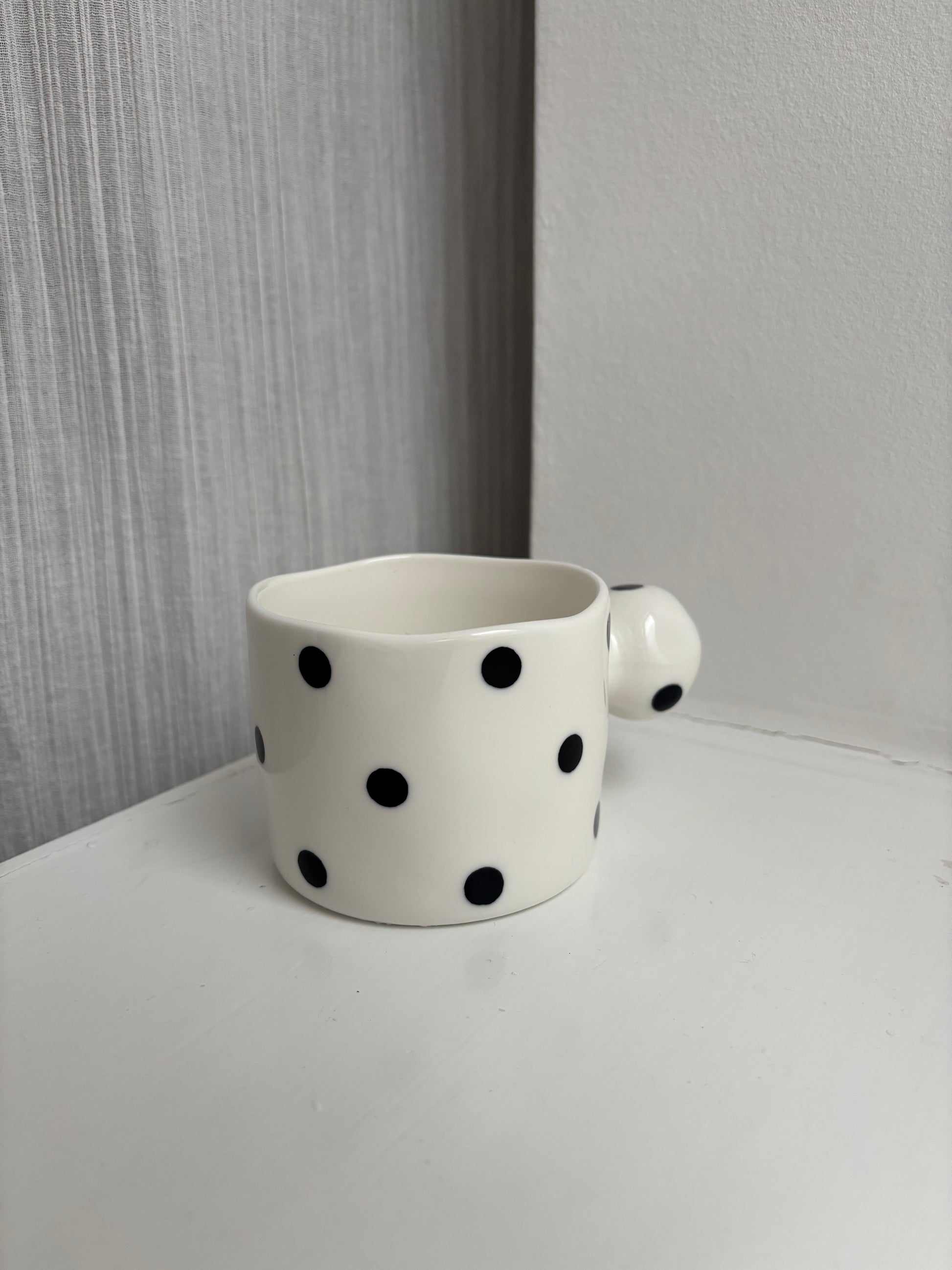 keramik kaffekop med prikker