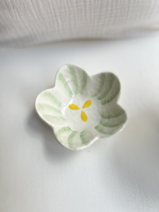 Hvid og grøn blomst som keramik skål